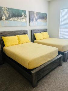 休斯顿One bedroom apt near NRG and Medical Ctr的配有黄色枕头的客房内的两张床