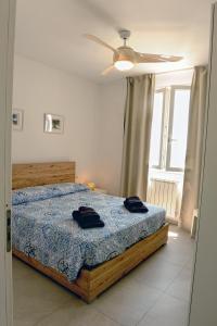 莱乌卡Villa Vanissia的一间卧室配有一张床和吊扇