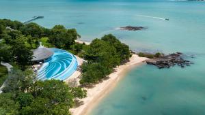 普吉镇Island Escape Burasari - SHA Extra Plus的海滩上一座蓝色建筑的岛屿