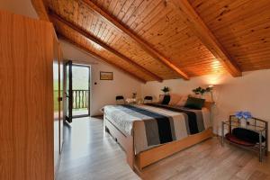 KlučeniceApartmány orlík的一间卧室设有一张床和木制天花板
