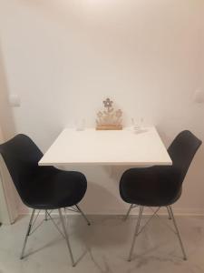新安斯波Wohnung Daria的客房内的一张带两把椅子的白色桌子