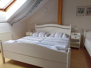 利托米什尔波扎西利托米什尔旅馆的卧室内的一张带两个枕头的白色床