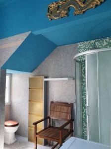 佩萨罗Villa Eclettica A POCHI METRI DAL MARE的一间带木椅和卫生间的浴室