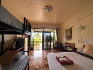 高兰兰塔花园之家酒店的一间卧室配有一张床,享有庭院的景色