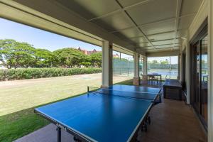 卡波雷Ko Olina Kai New Villa Ohana的房屋后门廊上的乒乓球桌