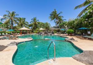 卡波雷Ko Olina Kai New Villa Ohana的棕榈树度假村内的大型游泳池