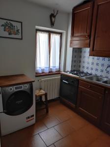 阿贝托内Appartamento Belvedere Abetone的厨房配有洗碗机、水槽和炉灶。
