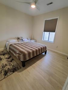 海波因特Modern/Retro Condo的一间卧室设有一张大床和一个窗户。