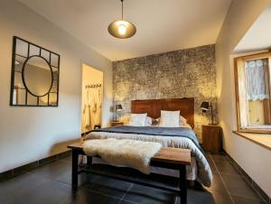 圣普里瓦达利耶克洛斯红石酒店的卧室配有一张床,墙上设有镜子