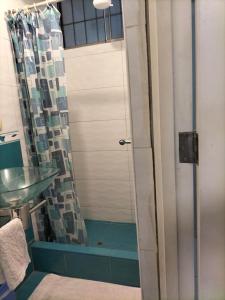 利马Lugar cómodo y seguro的带淋浴、水槽和镜子的浴室