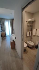 陶尔米纳Splendid Hotel Taormina的一间带水槽、卫生间和镜子的浴室