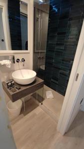 陶尔米纳Splendid Hotel Taormina的一间带水槽和淋浴的浴室