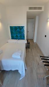 陶尔米纳Splendid Hotel Taormina的铺有木地板的客房内一张大白色的床