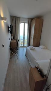 陶尔米纳Splendid Hotel Taormina的一间卧室配有一张床,享有海景