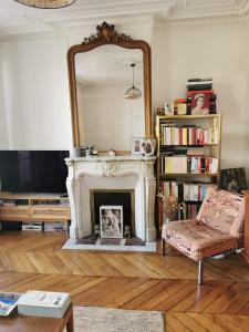 巴黎Home sweet home的客厅设有壁炉和镜子
