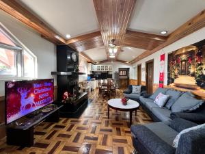 碧瑶CAMPJOHNHAY Forest Estate的带沙发和电视的客厅