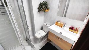 埃勒凡达尔Good Atmosphere Apartment的浴室配有卫生间、盥洗盆和淋浴。