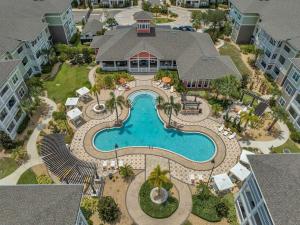 坦帕Lavish 2BR Apartment in Tampa的享有度假村游泳池的空中景致