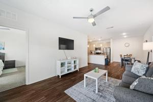 坦帕Lavish 2BR Apartment in Tampa的客厅配有沙发和桌子