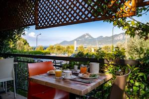 布雷佐内加尔达Hotel Garni Rosmari的山景户外桌子