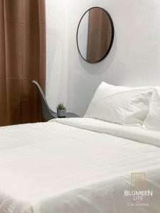 瓜拉丁加奴Blumeen Lite 1 - Comfortable Budget Home 3BR的卧室配有白色的床和镜子
