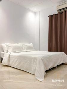 瓜拉丁加奴Blumeen Lite 1 - Comfortable Budget Home 3BR的卧室配有白色床单和白色床。