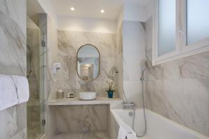 巴黎PLEY Hotel的带浴缸、水槽和镜子的浴室