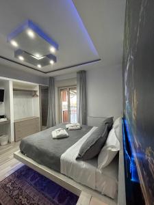 奇尼斯风中玫瑰别墅公寓的一间卧室设有一张蓝色天花板的大床