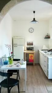 莫诺波利Casa Greta的厨房配有白色冰箱和桌子