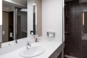 巴黎PLEY Hotel的一间带水槽、镜子和淋浴的浴室