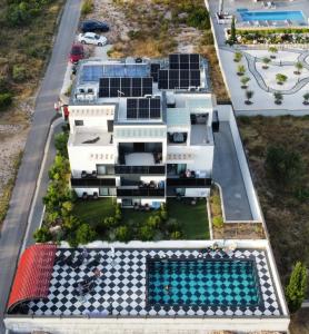 罗戈兹尼察VILLA JANE INN的享有房子的空中景色,上面设有太阳能电池板