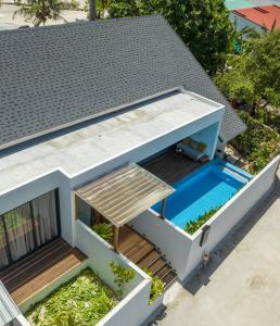 福拉杜岛Villa Mia Fulhadhoo的享有带游泳池的房屋的空中景致