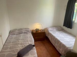瓦伦西亚El Huerto的一间卧室配有两张床和一个带灯的床头柜