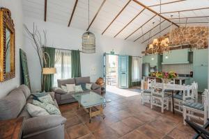 Casa Rural Olavide的客厅配有沙发和桌子