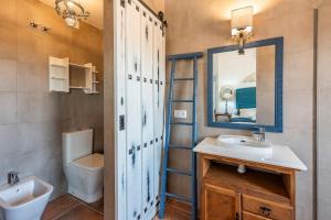 Casa Rural Olavide的一间带水槽、卫生间和镜子的浴室