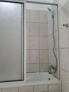 TarrafalSeaview Apartment的带淋浴的浴室,带玻璃门