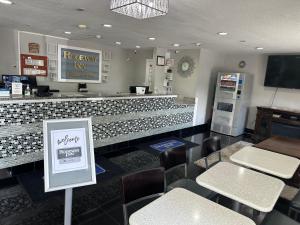 弗洛伦斯弗洛伦斯罗德威汽车旅馆的一间设有柜台和椅子的快餐店