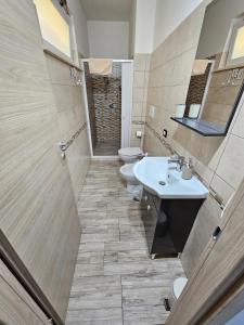 坎波巴索Villa Center appartamenti nel verde in città的浴室设有2个卫生间和水槽