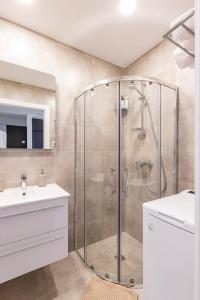 维尔纽斯Ozo eco apartments的带淋浴和盥洗盆的浴室