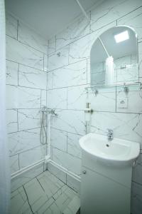 阿列谢尼Cabana de Sub Deal Arieșeni的白色的浴室设有卫生间和水槽。