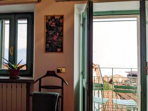 斯特雷萨B&B Il Poggiolo的带阳台的客房设有一扇门