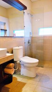 金巴兰玛雅克里别墅的一间带卫生间和玻璃淋浴间的浴室