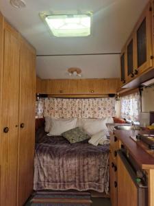 吕勒奥Cozy Caravan With House Access!的一间小卧室,厨房内配有一张床