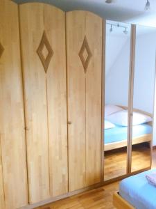 特罗斯多夫Wohnung mit Stil的一间卧室配有木制衣柜和一张床