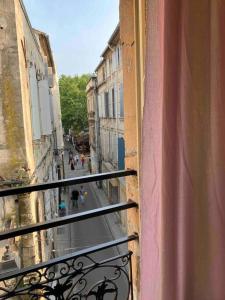 阿尔勒Appartement Ibiz’Arles的阳台享有城市街道的景致。