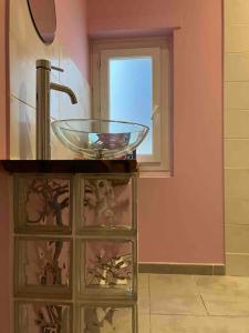 阿尔勒Appartement Ibiz’Arles的一间带玻璃水槽和窗户的浴室