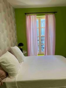 阿尔勒Appartement Ibiz’Arles的卧室配有白色的床和窗户