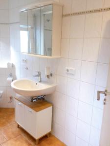 特罗斯多夫Wohnung mit Stil的白色的浴室设有水槽和镜子