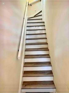 扬克斯0-A Diamond in Yonkers, NY的白色的楼梯和木台阶