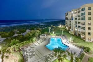 阿米莉亚岛Amelia Island Oceanfront 2 Master Suites的享有度假胜地的空中景致,设有游泳池和海滩